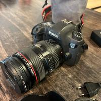 macchina fotografica e obbiettivo