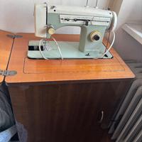 Macchina da cucire Singer con mobiletto