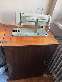 Macchina da cucire Singer con mobiletto