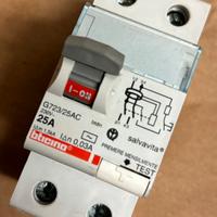 Interruttore magnetotermico Bticino G723/AC25