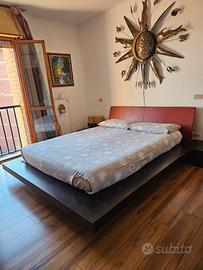 letto stile tatami in legno wengé con comodini 