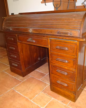 Scrivania inizio 900 con chiusura a serrandina