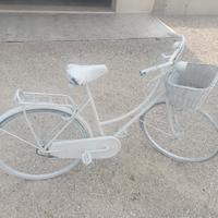 Bici bianca per allestimento matrimonio