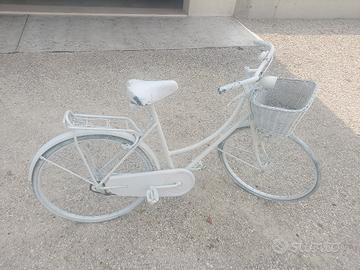 Bici bianca per allestimento matrimonio