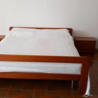 letto matrimoniale e comodini