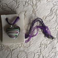 Collana in tessuto con pendaglio a cuore in vetro