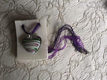 Collana in tessuto con pendaglio a cuore in vetro