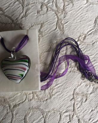Collana in tessuto con pendaglio a cuore in vetro