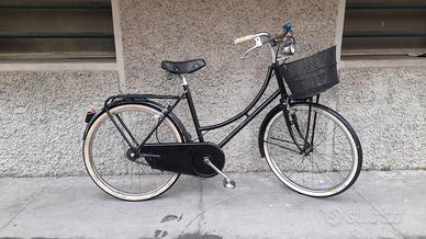 Donna ragazza 24 MAXI con cestino pronta all'uso 