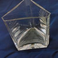 Vaso di cristallo triangolare