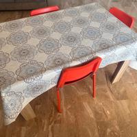 Tavolo da salotto con sedie