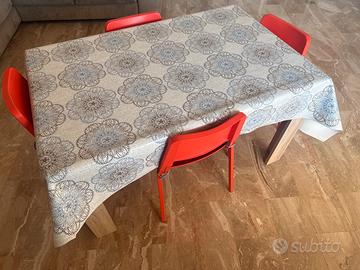 Tavolo da salotto con sedie