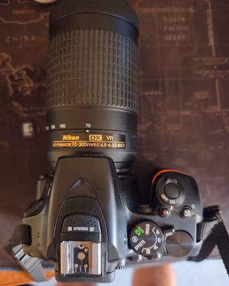 Nikon D5600 + 18-55 VR + 3 Batterie + Borsa e SD 