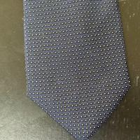 Cravatta blu in 100% seta con pois bianchi