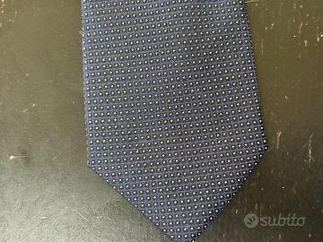 Cravatta blu in 100% seta con pois bianchi
