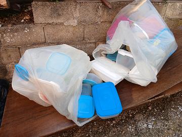 contenitori con coperchi