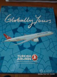 Modello da collezione di un aereo Boeing 777-300ER