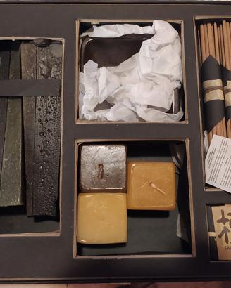 Scatola con profumatori d'ambiente e palo santo