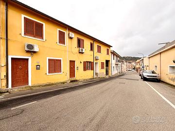 Villetta a schiera centrale con giardino