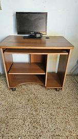 Scrivania porta PC in legno su ruote