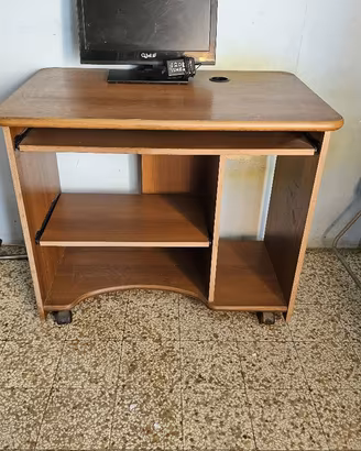 Scrivania porta PC in legno su ruote