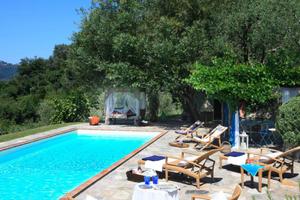 Rustico / Casale di 300 m² con più di 5 locali a C