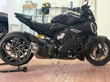 DUCATI DIAVEL V4 vers. CARBON