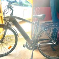 E-bike. Bicicletta elettrica. Pedalata assistita.