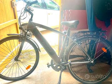 E-bike. Bicicletta elettrica. Pedalata assistita.