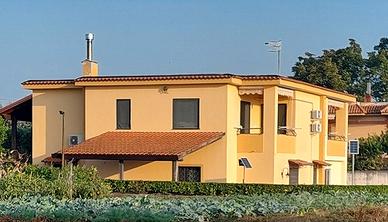 Villa su due livelli con ampio giardino e terreno