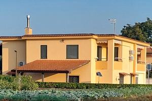 Villa su due livelli con ampio giardino e terreno