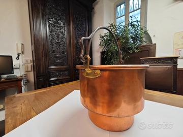 Antico paiolo o pentola in rame.