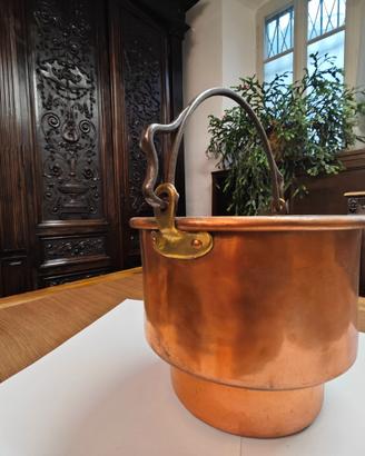 Antico paiolo o pentola in rame.