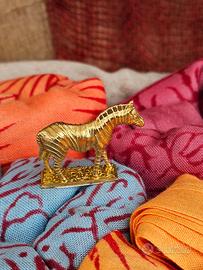 Zebra in ottone – statuetta decorativa minimalista