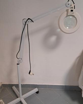 Lampada con lente ingrandutrice