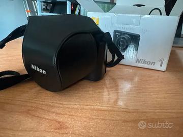 Nikon 1 J1 con custodia