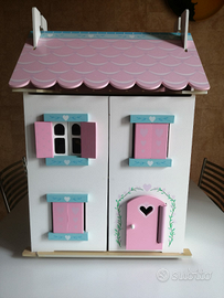 Casa delle bambole in legno