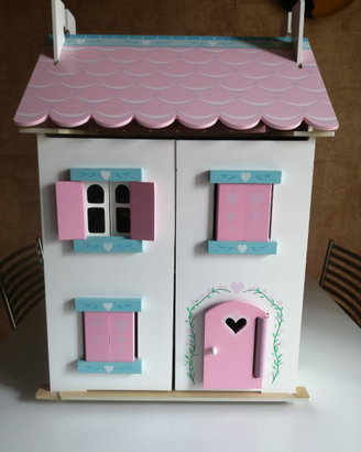 Casa delle bambole in legno