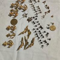 Distintivi e spille militari assortiti