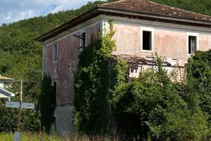 Casale da ristrutturare, 420 mq su oltre un ettaro