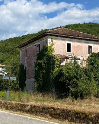 Casale da ristrutturare, 420 mq su oltre un ettaro
