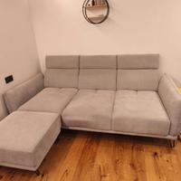 Divano a tre posti con pouf