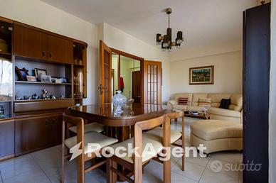 APPARTAMENTO IN CONTESTO SIGNORILE CON 2 POSTI AUT