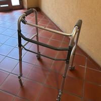 Deambulatore pieghevole con ruote