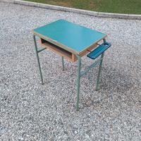 antico banco da scuola singolo con calamaio