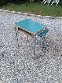 antico banco da scuola singolo con calamaio