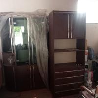 Divano poltrona soggiorno lampadario bauli vintage