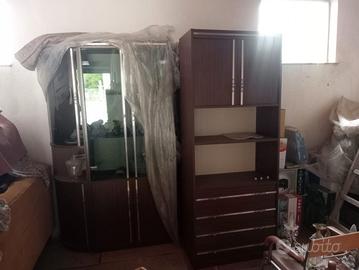 Divano poltrona soggiorno lampadario bauli vintage