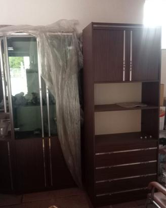 Divano poltrona soggiorno lampadario bauli vintage