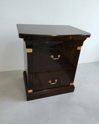 Coppia di comodini classici eleganti
